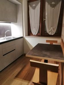 图恩诺阿格里图尔雷塔旅馆的一个带水槽和台面的小厨房