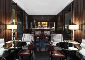 罗马J.K. Place Roma - The Leading Hotels of the World的酒店大堂设有桌椅和酒吧