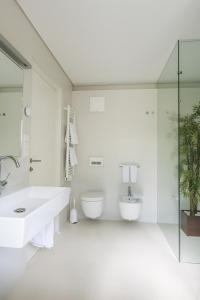 圣洛伦佐-迪塞巴托MANTANA - Apartments的白色的浴室设有水槽和卫生间。