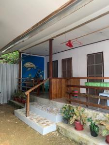 ItaytayBundal Riverside Room#1的种植盆栽的门廊