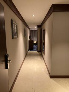 泰布克Swiss In Tabuk Hotel的一条空走廊,有走廊长度的长度