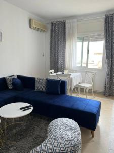 艾尔亚奈Residence Mariem的客厅配有蓝色的沙发和桌子