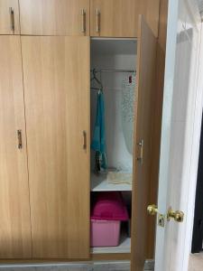 艾尔亚奈Residence Mariem的一个带粉红色抽屉的衣柜的敞开门