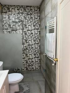 艾尔亚奈Residence Mariem的一间带卫生间和玻璃淋浴间的浴室