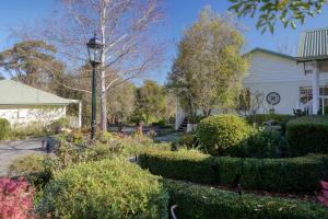 希尔斯维尔Yarra Gables的花园中带街灯的房子