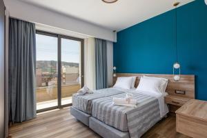 基萨莫斯Sapphire Horizon Suites的一间卧室设有一张蓝色墙壁的大床