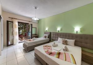 利吉亚玛夫拉一室公寓酒店的一间带两张床的卧室和一个阳台