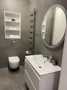 梅尔诺Port Mielno的浴室设有白色水槽和镜子