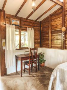MéridaCasa Papaki的一间卧室配有木桌和椅子