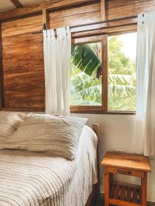 MéridaCasa Papaki的一间卧室配有一张带窗户和桌子的床
