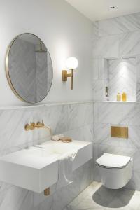 巴斯The Paragon, Bath的白色的浴室设有水槽和卫生间。