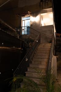 维博瓦伦蒂亚码头B&B La Perla的一组楼梯,晚上通往窗户