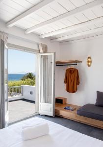 LivadakiaNautilus Serifos的一间卧室配有一张床,享有海景