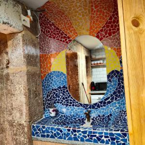 拉科鲁尼亚Apartamento Ciudad Vieja Coruña的浴室设有镜子和马赛克墙