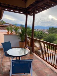 巴里查拉Casa Bari Altos de la Antigua的阳台的天井配有桌椅