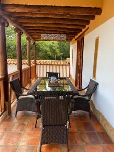 巴里查拉Casa Bari Altos de la Antigua的露台设有桌椅