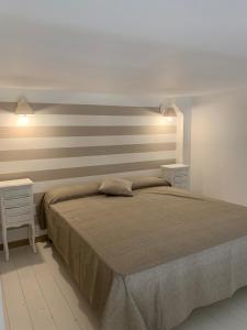 巴格里亚Denise Vacanze - Monolocali arredati的一间卧室设有一张大床和两个床头柜