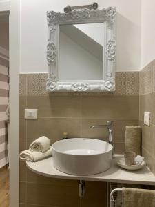 巴格里亚Denise Vacanze - Monolocali arredati的浴室设有水槽和墙上的镜子