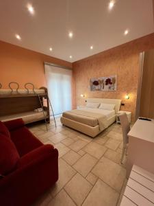马利耶Mediterraneo B&B的一间卧室配有一张床和一张沙发