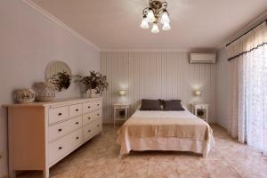 塞戈尔韦Casa Rural " La Bruja "的一间卧室配有一张床、梳妆台和镜子