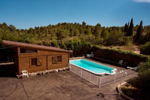 塞戈尔韦Casa Rural " La Bruja "的一座小房子旁边的大型游泳池