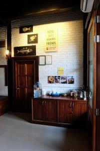 丽贝岛布鲁姆咖啡厅及旅舍的一间设有柜台和砖墙的房间