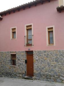 拉普埃夫拉德瓦尔韦尔德奥提纳公寓的粉红色的房子,有门和石墙