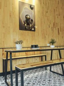 大叻MOre Home - Ngôi nhà nghĩ dưỡng tại Đà Lạt的桌子和长凳