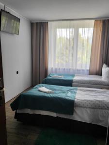 厄尔科Selment Resort的带窗户的客房内的两张床