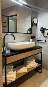 CellesFerme d'Ecavéé的浴室配有盥洗盆、镜子和毛巾