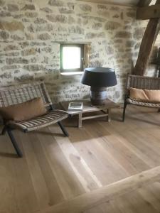 Mayrinhac-LentourRatatouille的客厅配有两把椅子和台灯