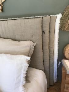 Mayrinhac-LentourRatatouille的一组枕头,放在一张带墙壁的床上