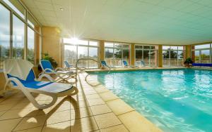 萨布勒多尔莱潘绿帽拉格朗日酒店的一个带椅子的大型游泳池