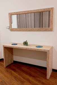 库鲁内格勒NINETY-NINE APARTMENTS的墙上的木桌和镜子
