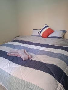 库斯科La casa de Chepita的床上有两条毛巾