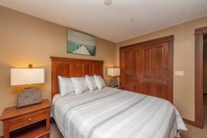 奥克兰A208 One Bedroom Standard View的一间卧室配有一张大床和一个木制橱柜