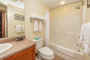 奥克兰A208 One Bedroom Standard View的浴室配有卫生间、盥洗盆和淋浴。