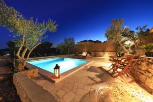 比奥格勒·纳·莫鲁AURAS - Glamping Eco Resort的夜间在院子里的游泳池
