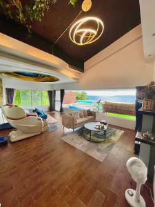 南湾Sky Villa - 南灣薇拉海景莊園 包棟Villa的客厅配有沙发和桌子