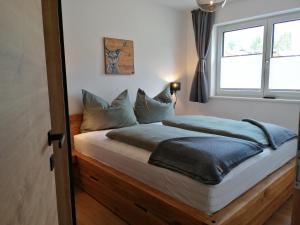 玛丽亚阿尔姆Das Prinzenberg Appartement的一间卧室配有一张带窗户的床