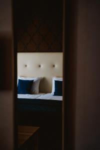 迪尔斯泰德附近韦克Hotel Brasserie Florian的一间卧室配有一张带蓝色枕头的床