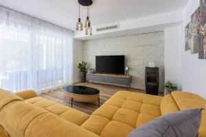 克尔克Villa Una的客厅设有黄色沙发和电视