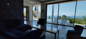 勒·雷约尔·卡纳德尔·苏尔Villa Gabiano的客厅配有两张沙发和一张桌子
