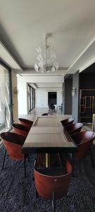 勒·雷约尔·卡纳德尔·苏尔Villa Gabiano的一间会议室,配有桌椅