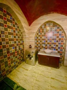 卢克索Gold's Villa的一间带洗衣机和水槽的浴室