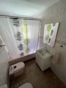 马拉加Encantadora Habitación Privada cerca del mar的浴室设有卫生间、水槽和淋浴帘