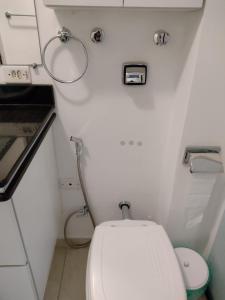 波苏斯-迪卡尔达斯Apartamento no coração de Poços de Caldas的飞机上带卫生间的小浴室