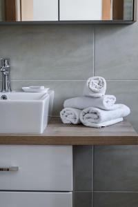 特洛普拉赫Ferienhaus Mörtl的一个带毛巾的盥洗盆旁浴室