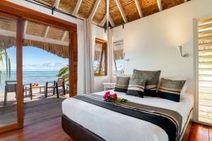 莫雷阿莫雷阿海滩酒店 的一间卧室设有一张床,享有海景