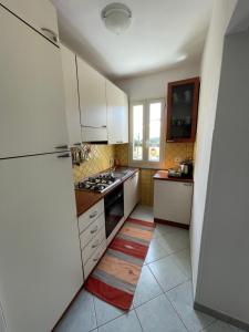 卡拉古诺内Casa Cioppy的厨房配有白色橱柜和冰箱。